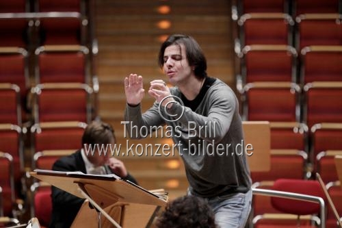 Grieschische Dirigent Teodor Currentzis leitet das Mahler Chamber Orchestra in Begleitung des schwedischen Mezzosopran Malena Ernman in der Philharmonie Köln (© Thomas Brill)